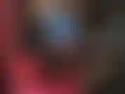 Trage ein blaues latexkleid und glänzende overknee-stiefel.