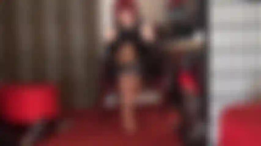 Eine schwanzfalle in wunderschönen grauen wolford-spitzenstrümpfen über glänzenden strumpfhosen. Beine in nylon, seidige strümpfe, übereinandergeschlagene beine und dein pochender sklavenschwanz dazwischen gefangen ...