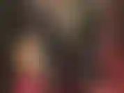 Enger lycra-spandex-catsuit, lederstiefel, handschuhe und langer ledermantel.