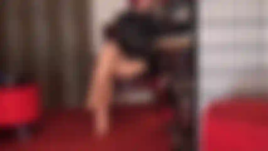 Zu viel glanz gibt es nicht! Mögen sie ihre strumpfhosen besonders glänzend? Wie wäre es mit einer doppelten lage glänzender hellbrauner strumpfhosen?