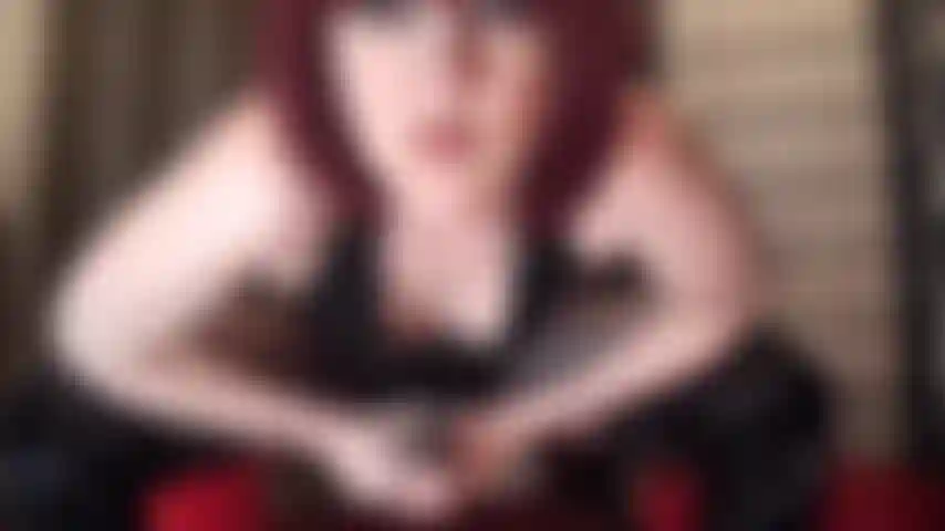 Dieser riesige schwanz gehört dir – die herrin zeigt dir, wie sie dich mit ihrem großen penis ausfüllen wird.