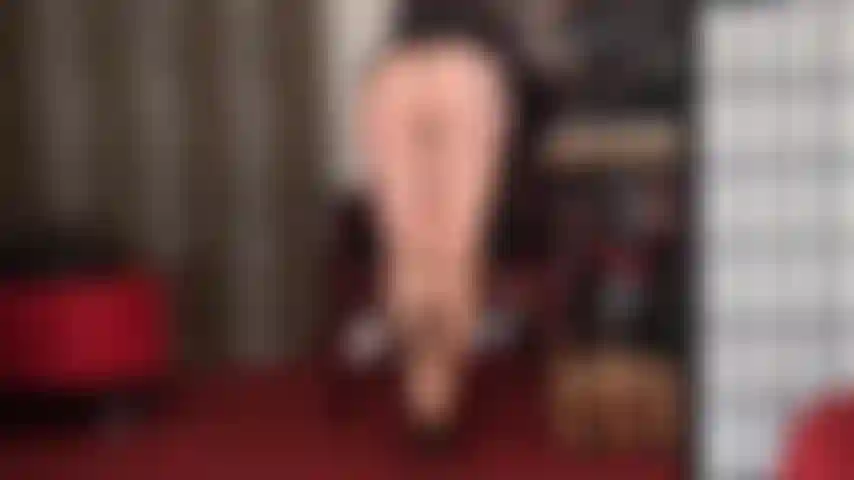 Supersexy strumpfhosenbeine mit hautfarbenen nähten – ein wundervolles paar nylons in einem kaum wahrnehmbaren hautton mit der sexy schwarzen naht, die an den langen beinen der herrin hochführt.