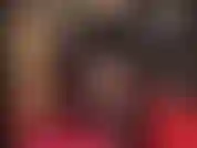 Sexy halterlose strümpfe mit spitzenbesatz, peeptoe-pantoletten und ein großer schwarzer strapon-dildo. Was gibt es da nicht zu lieben? Komm und bete dich an.