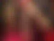 Herrin, zeigt ihre erstaunlich langen beine in glänzenden goldenen strumpfhosen und heißen absätzen mit tiermuster in einem sehr kurzen, sexy roten kleid.