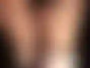 Sexy schwarze satin-shorts, glänzende strumpfhosen und satin-stiefel.