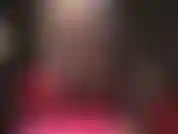 Herrin zeigt ihre fantastischen langen beine in schwarzen strumpfhosen und glänzenden absätzen. Beine, die bis zu ihrem unglaublich runden hintern reichen, in einem engen pvc-tanga-bodysuit.