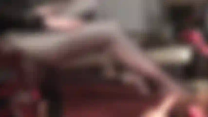 Footjob, ballbusting, beinfetisch – glänzende leohex-lycra-strumpfhosen reizen ihren schwanz und ihre eier. ( Interessante tatsache: dies ist eine hauchdünne schwarze strumpfhose über glänzendem weißem spandex. So ein sexy look!).