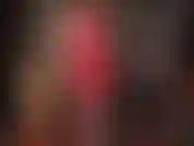 Eine sinnliche verführerin in sehr sexy, sehr kurzen und engen kleidern und bodysuits mit genau der richtigen menge an upskirt-shorts, facesitting und körperanbetung.