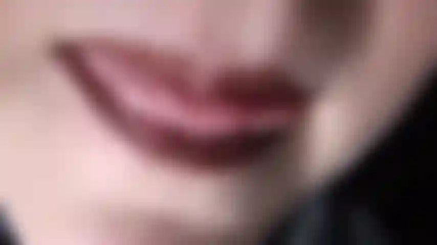 Schwarze haare, lederhandschuhe und spuckspiel – du willst diese lippen schmecken und meine zunge spüren, du willst den warmen spucke aus meinem mund trinken und spüren, wie meine lederhandschuhe dich necken.