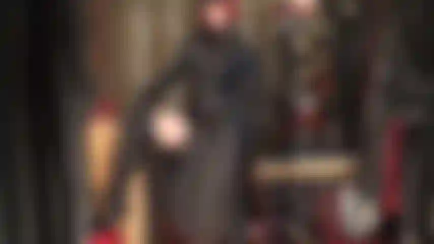 Eine ledergöttin, die weiß, was ihr herz höher schlagen lässt – herrin, komplett in schwarzes leder gekleidet, mit hut, hohen stiefeln, langem mantel und wundervollen handschuhen, die sie fühlen und schmecken können.