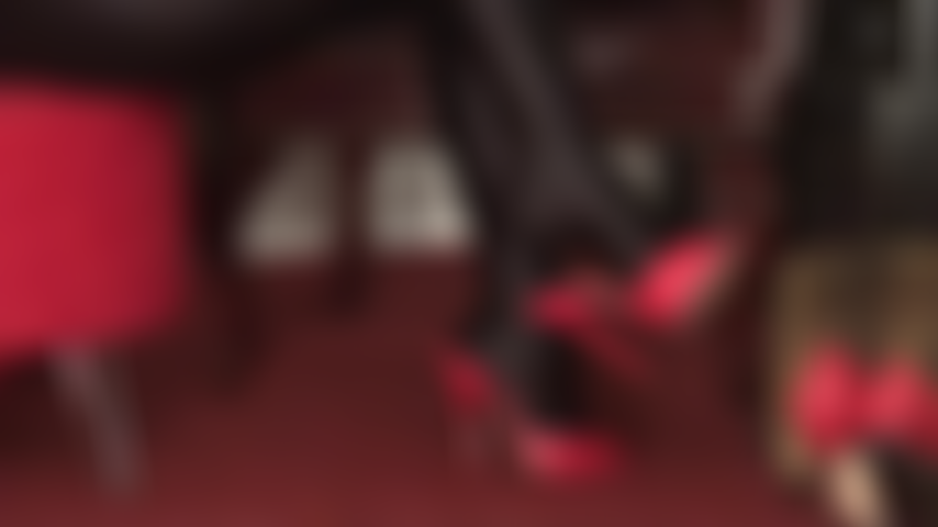 Kontrolliert von lederpantoletten mit hohen absätzen – als fußsub und schuhputzerin der herrin ist ihr platz an ihren perfekten füßen.