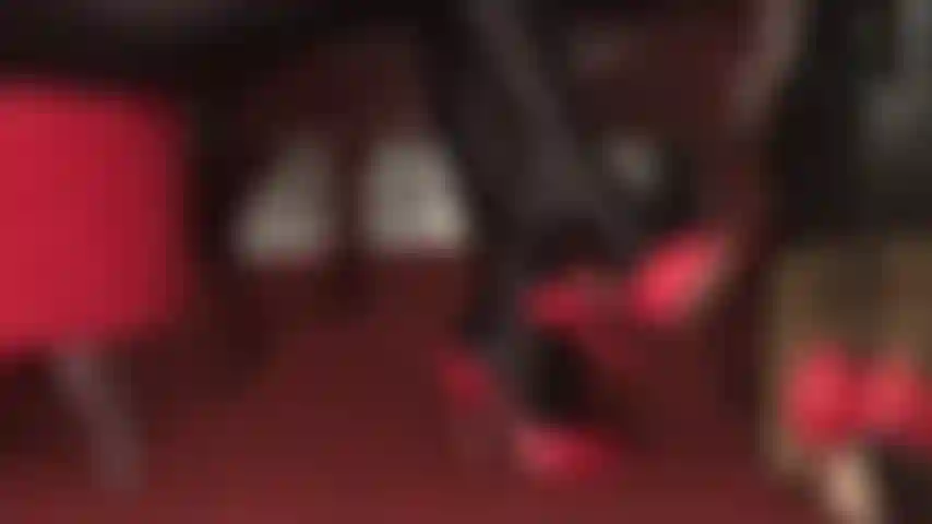 Kontrolliert von lederpantoletten mit hohen absätzen – als fußsub und schuhputzerin der herrin ist ihr platz an ihren perfekten füßen.