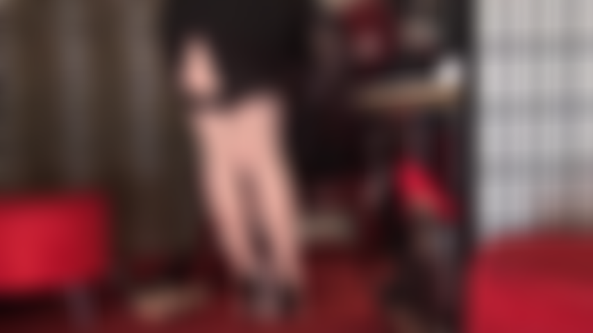 Dein sklavenschwanz liebt vintage-strümpfe mit hautfarbenen nähten. Er pocht und tropft beim anblick der herrin, die mit ihren wunderschön geformten beinen und sexy füßen in strümpfen und strumpfbändern neckt.