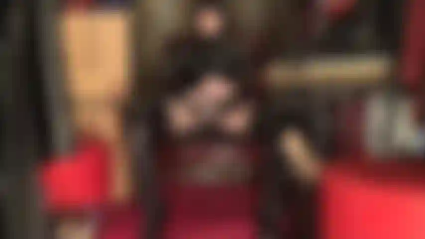 Schmiere deinen schwanz ein und wichse zusammen mit deiner fetischgöttin, die ganz in schwarz glänzendes pvc gekleidet ist. Hältst du diese angeleitete masturbationssitzung durch?