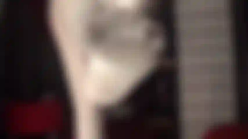 Mit nylon überzogene bbc-strapon-dominanz in glänzenden weißen strumpfhosen – die herrin trägt ihre glänzenden weißen strumpfhosen, schnallt sich einen langen schwarzen schwanz um und steckt ihn in einen weißen strumpf, um es mit deinem hurenarsch aufzunehmen.