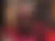 Diese sexy spitzenstrümpfe über glänzenden hautfarbenen strumpfhosen sehen mit kniestiefeln fantastisch aus und führen zum perfekten runden hintern ihrer göttin. Was für ein glück, dass sie die perfektion anbeten.