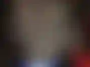 Herrin neckt mit ihren kurven in einem heißen bodysuit, einem paar leuchtend blauer satinshorts und hohen, schwarzen, glänzenden stiefeln, bevor sie den schwanz neckt.