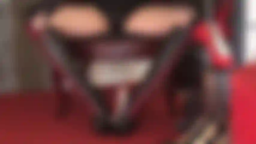 Zwischen diesen strumpfhosenschenkeln und geschnürten fetischstiefeln kann ihr sklave die reize und folterungen durch die lederstiefel und die peitsche der herrin kaum ertragen, während sie in anbetung zwischen ihren in seidiges nylon gehüllten schenkeln knien.