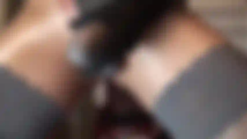 Pegging und strapon-dominanz in superglänzenden strumpfhosen und grauen spitzenstrümpfen, mit glänzenden peeptoes zum ficken.