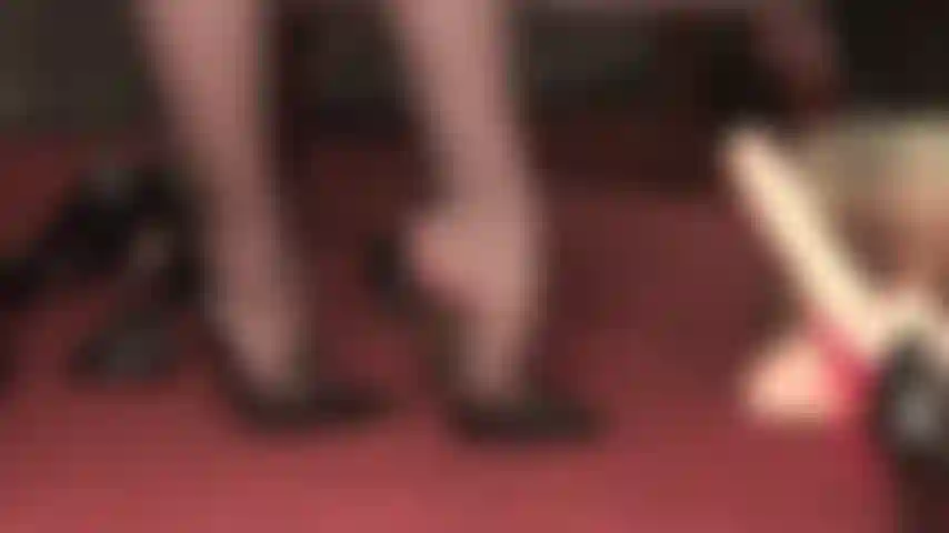 Stilettos beherrschen deine welt – sexy nylons, höchste absätze und eine herrin, die über dir aufragt und mit deinem kleinen schwanz spielt …