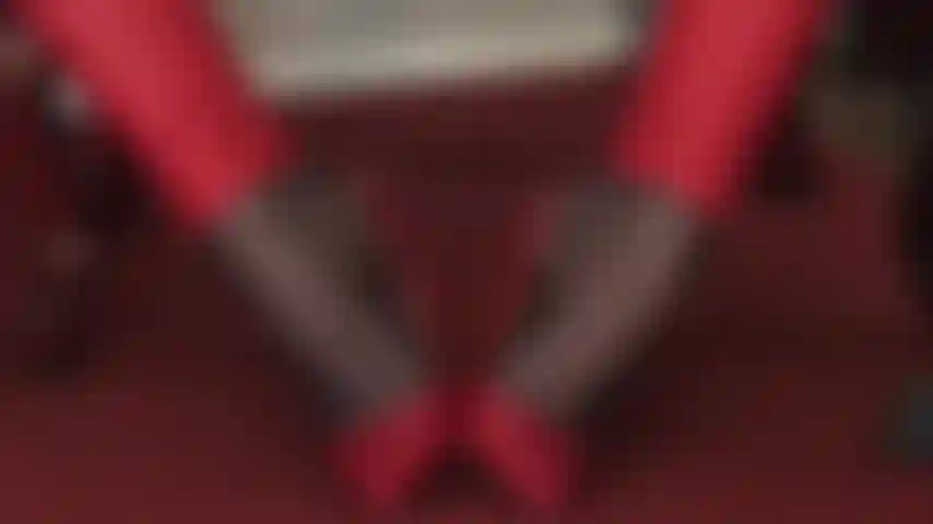 Bewundern sie die unglaublichen bögen von herrin vivian in roten lederpumps und schwarzen nylons.