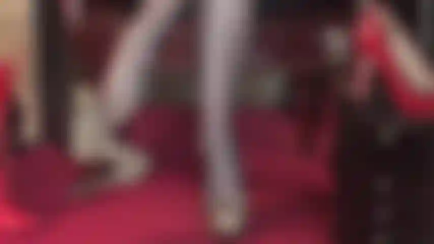 Sehen sie sich die baumelnde königin in hauchdünnen schwarzen strumpfhosen und plateaupumps mit leopardenmuster an.