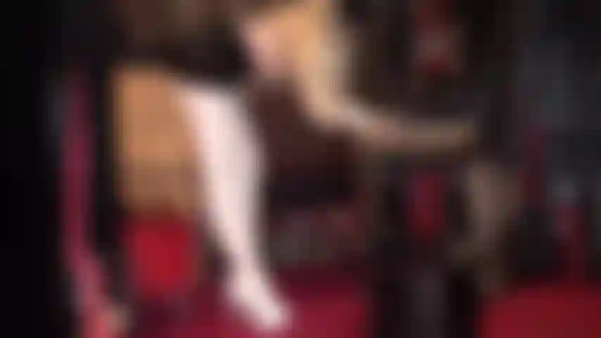 Latex, satin, glänzende strümpfe und handjob mit gummihandschuhen.