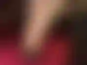 Nackte füße in glänzenden schwarzen pumps – sexy zehen, hohe fußgewölbe, rot lackierte zehennägel (ein seltener anblick) und weiche, feuchte sohlen.