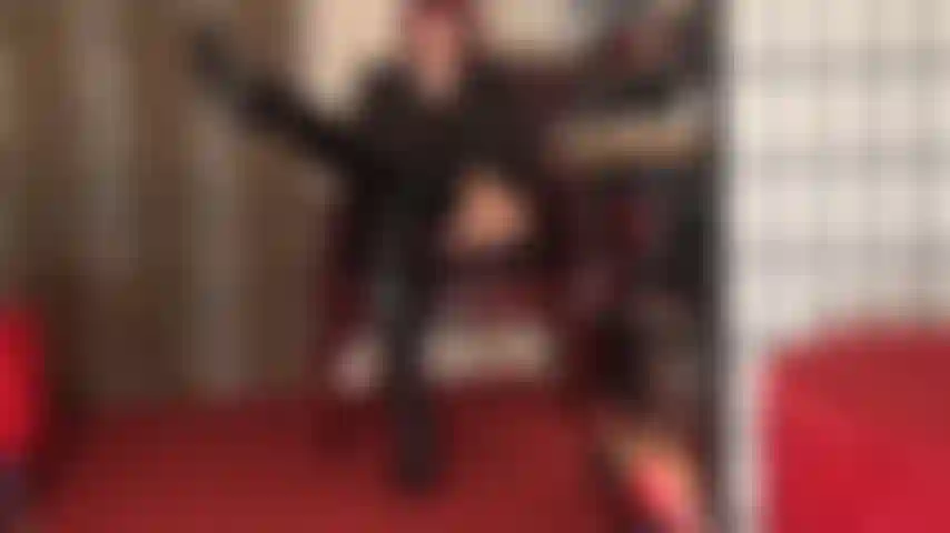 Glänzende fetisch-overknee-stiefel – herrin vivian, in leder gekleidet und mit unglaublich glänzenden, schenkellangen stiletto-stiefeln, die sie anbeten dürfen.