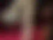 Weiße high heels und weiße glänzende strumpfhosen, baumelnd, schuhspiel.