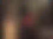 Mehr latexschichten – catsuit, handschuhe, kapuze, rock und enge schwarze jacke. Das perfekte fetisch-outfit zum anbeten.