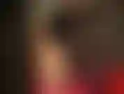 Neckt herrin mit ihren duftenden high heels und glänzenden strumpfhosenbeinen und trägt eine schwarze, durchsichtige nylonmaske.