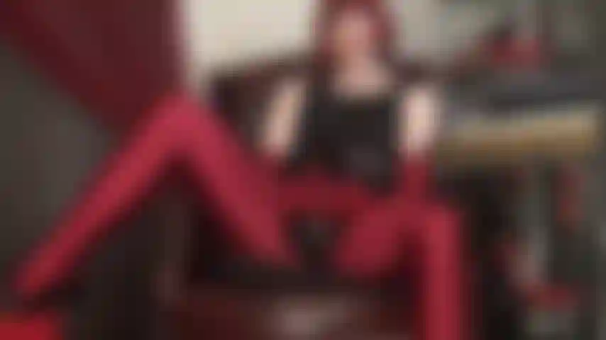 Die herrin ist deine spermaspenderin – sie braucht deinen schlampenmund überall auf ihrem großen schwanz. Mach weit auf und lutsch ihn gut!