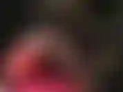 Herrin zeigt ihre sexy langen beine in hauchdünnen schwarzen strumpfhosen und high heels.