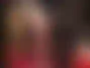 Sehen sie zu, wie die herrin sich in schwarze, durchsichtige strumpfhosen und enge schwarze leggings verwandelt und in nahaufnahme mit ihren wackelnden sexy zehen und weichen nylonsohlen neckt.