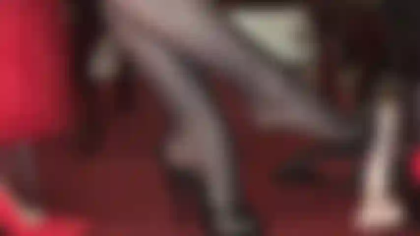 Lederpantoletten mit hohen absätzen reizen den schwanz – dein größter wunsch ist es, unter den absätzen von herrin vivian zu leben, getreten zu werden und ihre peitsche zu spüren.