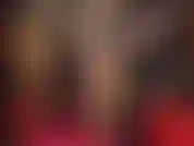 Nackte füße und ein weißer strap-on – die strumpfhose kommt aus, weil du die sexy nackten füße der herrin liebst, zusammen mit einem großen weißen schwanz, den deine göttin streichelt und dich mit schwanz und füßen neckt.