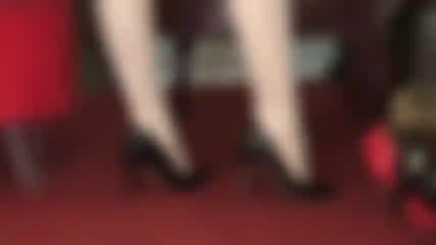 Glänzende weiße strümpfe, fußfetisch, high-heel-verehrung und -dipping, schuhspiele – herrin vivian verführt mit ihren wunderschönen nylonfüßen in glänzenden schwarzen pumps.