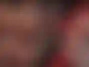 Herrin leckt und streichelt rote pumps mit stahlabsatz.