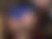 Glänzende satin-shorts – die sind so toll! Herrin zieht goldene und blaue, extra glänzende kurze satin-shorts über schichten von strumpfhosen und strümpfen an.