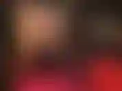 Herrin enthüllt, was sich unter diesem sexy langen schwarzen lederrock verbirgt, während sie ihn langsam hochhebt und mit seidig glatten hautfarbenen strumpfhosen und lederstiefeln neckisch wirkt.