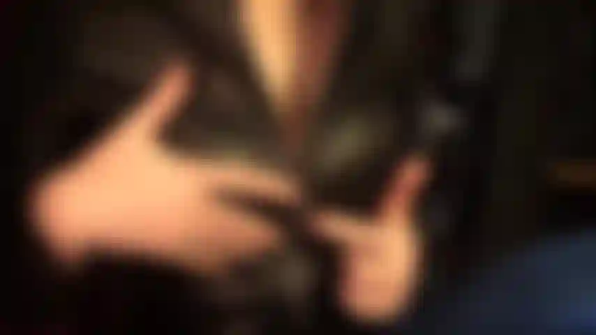 Reißverschluss-teaser – herrin vivian weiß genau, was ihr blut zum kochen bringt … der reißverschluss ihres reißverschlusses öffnet sich und enthüllt ihr wundervolles dekolleté.