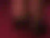 Füße in latexstrümpfen und peeptoe-pumps mit stahlabsatz – sehen sie, wie diese hübschen zehen aus den sexy high heels hervorschauen.