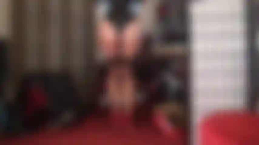 Liebhaberin von nylons und arschverehrung – als ob hellbraune strumpfhosen und mehrlagige braune strümpfe nicht heiß genug wären … die herrin setzt dem ganzen die krone auf, indem sie noch eine zusätzliche lage schwarzer strumpfhosen hinzufügt.