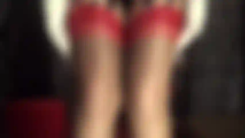 Vintage-strümpfe machen den schwanzlutscher schwach – herrin vivian, gekleidet in weißen satin und vollmodische strümpfe und einen strumpfhalter mit 12 riemen, zeigt ihnen, wie sehr sie es genießt, ihre schlampenkehle zu benutzen.