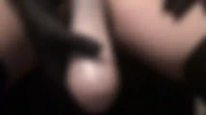 Eine lederdomina mit dickem strap-on und reitgerte. Du wirst spüren, wie dieser dicke, fleischige schwanz tief in dein schlampenloch gestoßen wird, gebeugt und mit der gerte der herrin ausgepeitscht.