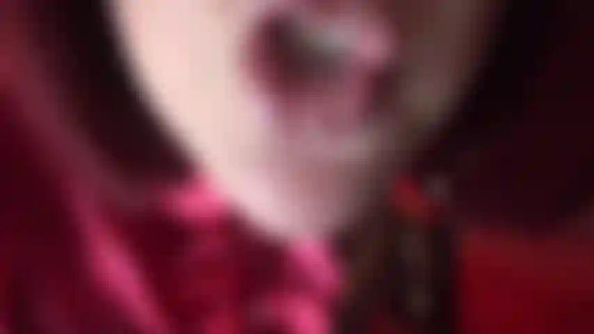 Ein domina-kuss der extrem feuchten art – die herrin füttert dich mit spucke aus ihrem mund und einem glänzenden absatz.