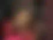 Baumelnde lederpumps und schöne beine in nylon. Schuhspiele, high heels, fußfetisch.