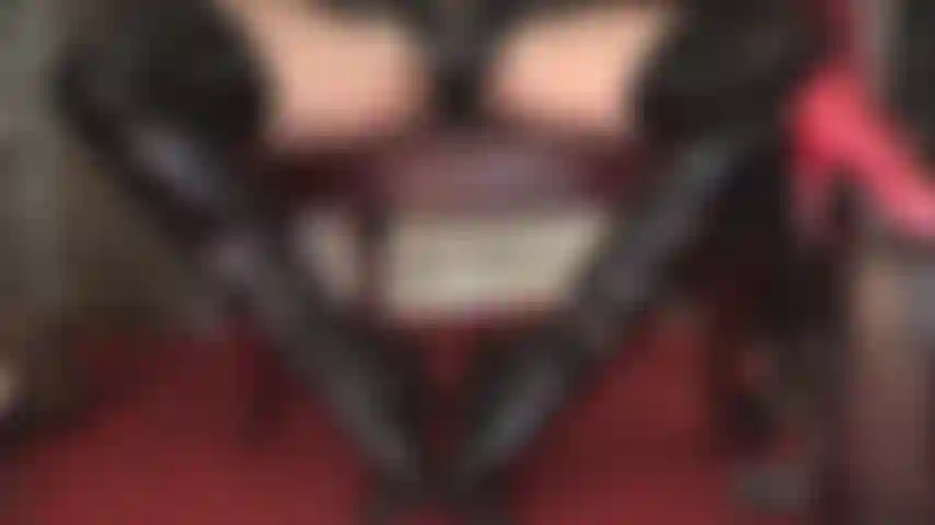 Pvc-verführung – hohe glänzende stiefel, handschuhe und höschen, um den pvc-liebhaber absolut verrückt zu machen.