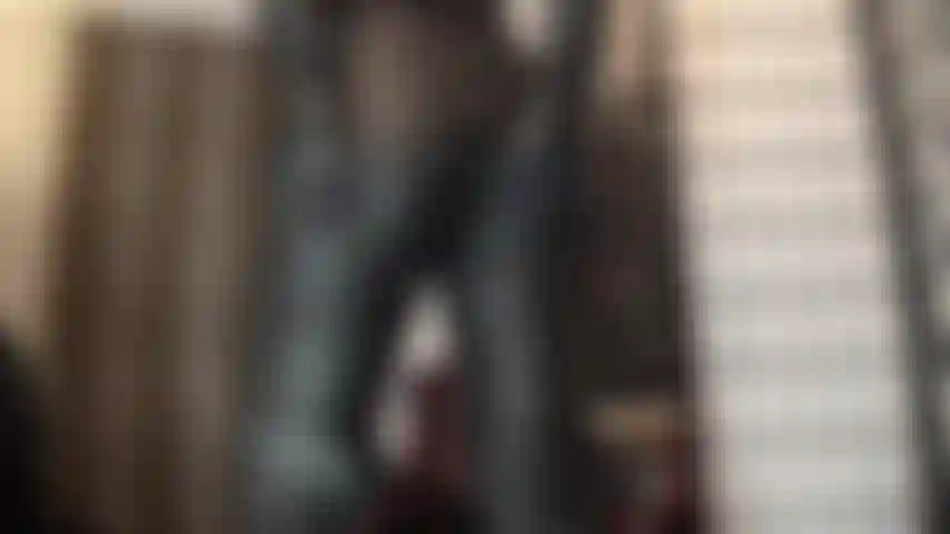 Die ihren arsch in lederhosen bis hin zu ölig glänzenden schwarzen strumpfhosen verehrt und mit lederhandschuhen gereizt wird.